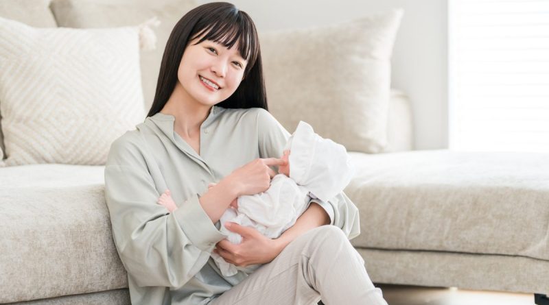 赤ちゃんを抱っこする女性（育児,子育て）